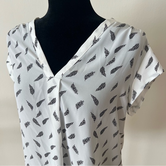 White and Black Feather Patterned Women's V-Neck Short Sleeve Blouse Sz M - Picture 2 of 9